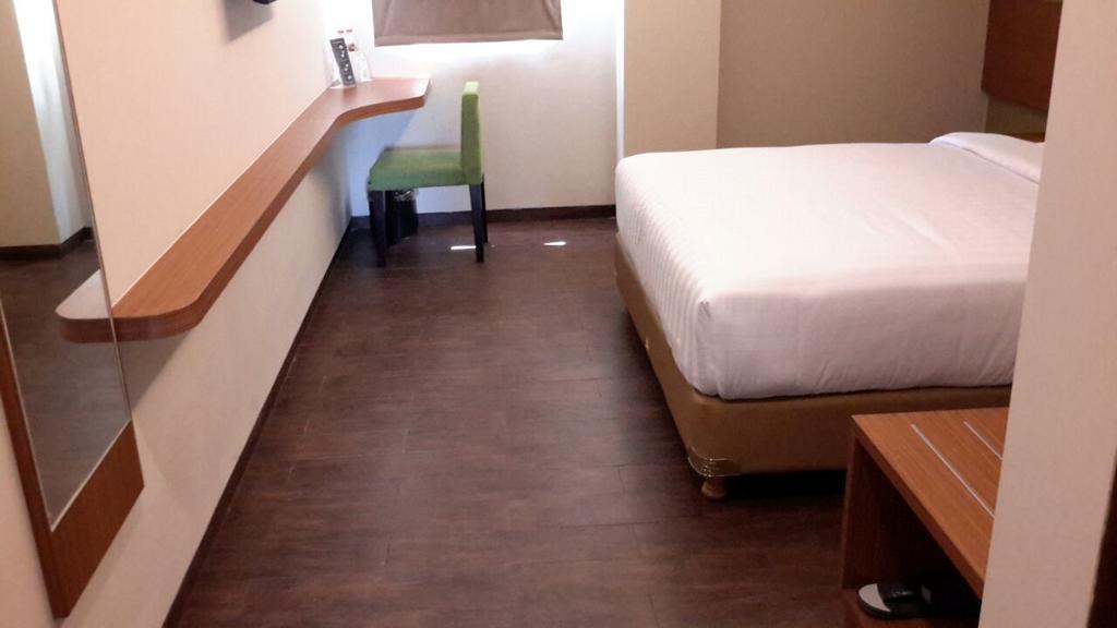 Biz Hotel City Center Амбон Екстер'єр фото