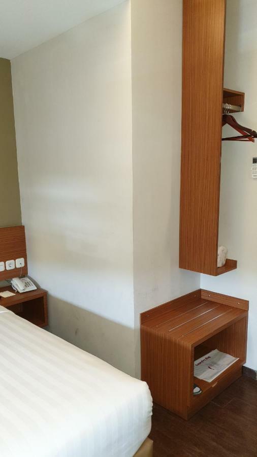 Biz Hotel City Center Амбон Екстер'єр фото