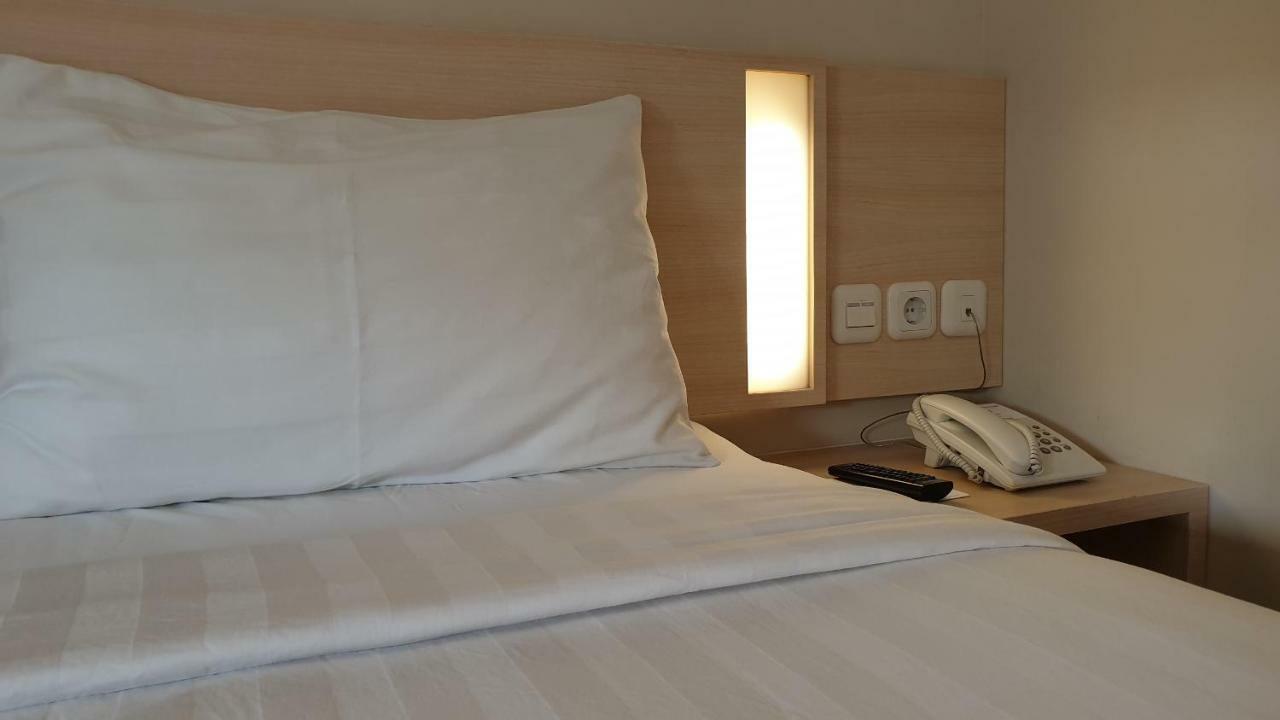 Biz Hotel City Center Амбон Екстер'єр фото