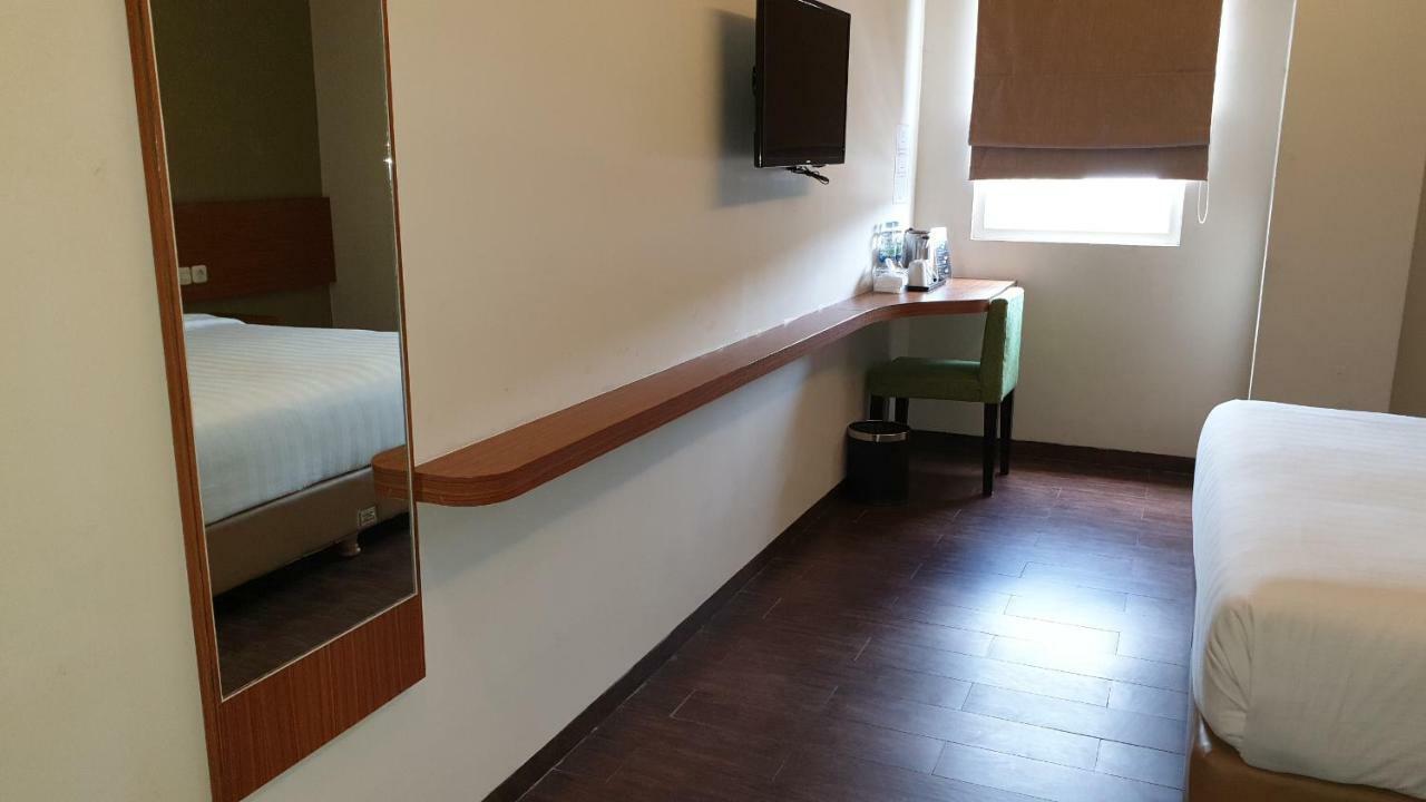 Biz Hotel City Center Амбон Екстер'єр фото