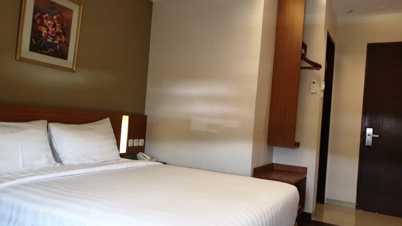 Biz Hotel City Center Амбон Екстер'єр фото